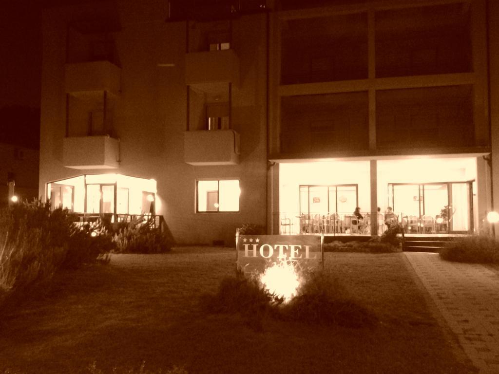 Hotel Flora Марина-ди-Биббона Экстерьер фото